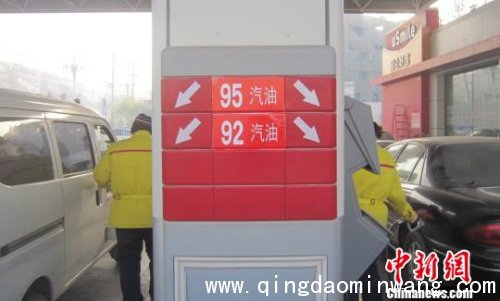 图为一座加油站工作人员张贴清晰的国五油品标识。　胡仁伟 摄